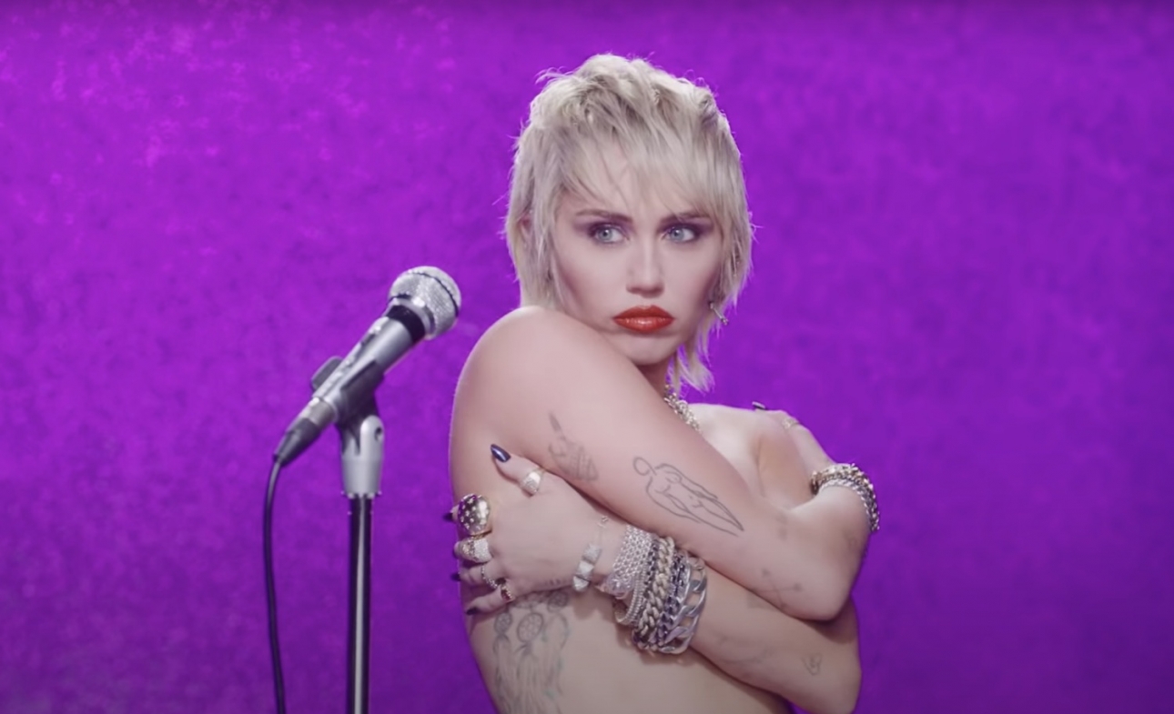 Miley Cyrus lança “Plastic Hearts”, seu novo álbum, nesta sexta – Virgula