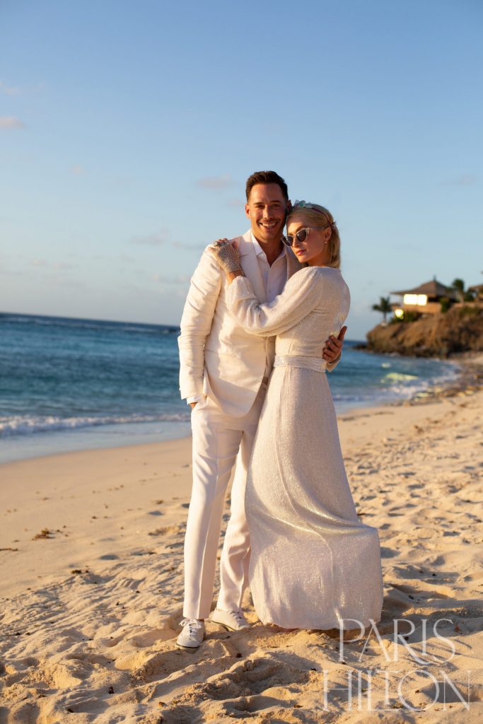 Paris Hilton e Carter Reum anunciam noivado