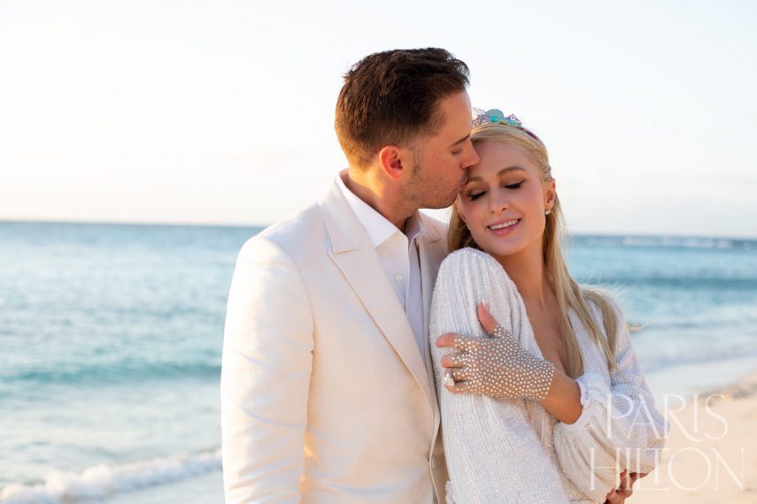 Paris Hilton e Carter Reum anunciam noivado