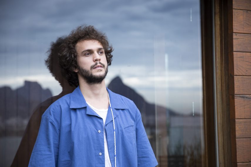Theo Bial lança álbum de estreia e se emociona em entrevista ao Virgula